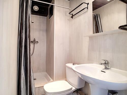 une salle de bain avec un lavabo, des toilettes et une douche dans l'établissement Studio cosy au pied des pistes, 2 pers, centre, ski, animaux admis - FR-1-344-1010, aux Menuires