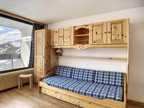 une chambre avec un lit et une fenêtre dans l'établissement Studio lumineux Centre station Balcon - FR-1-344-1046, aux Menuires