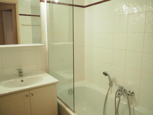 Ένα μπάνιο στο Appartement Les Menuires, 2 pièces, 4 personnes - FR-1-344-1023