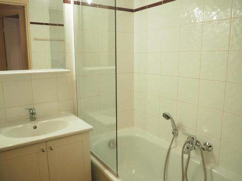 une salle de bain avec douche et lavabo dans l'établissement Appartement cozy 2 pièces · Proche pistes et commerces · Balcon sud/est · 4 pers - FR-1-344-1023, aux Menuires