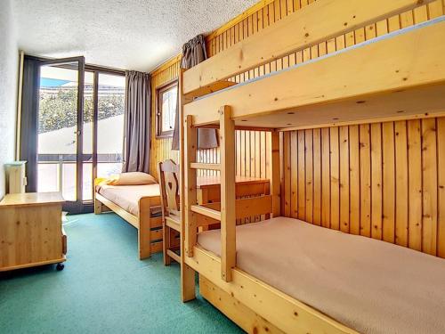 - une chambre avec 2 lits superposés et un balcon dans l'établissement Appartement spacieux, skis aux pieds, balcon, Les Menuires - FR-1-344-1054, aux Menuires