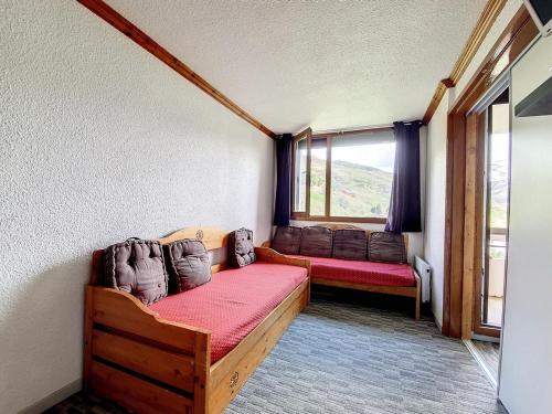 un salon avec un canapé et une fenêtre dans l'établissement Appartement Rénové · Balcon Sud-Ouest · Proche Pistes · 2 Pièces · 4 Couchages - FR-1-344-1042, aux Menuires