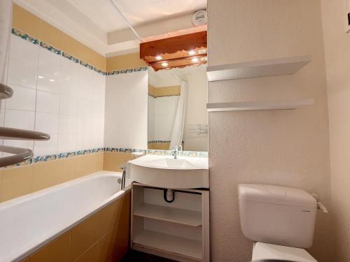 une salle de bain avec un lavabo, des toilettes et une baignoire dans l'établissement Appartement Rénové · Balcon Sud-Ouest · Proche Pistes · 2 Pièces · 4 Couchages - FR-1-344-1042, aux Menuires