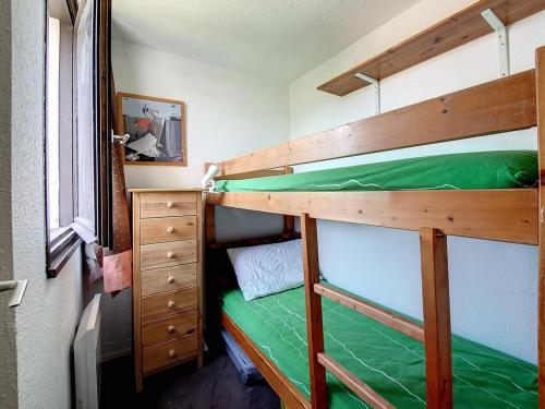 une chambre avec deux lits superposés dans l'établissement Studio confortable proche des pistes avec balcon et cuisine équipée - FR-1-344-1043, aux Menuires