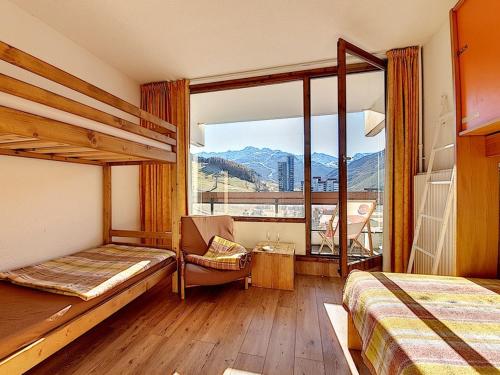 - une chambre avec 2 lits superposés et une grande fenêtre dans l'établissement Appartement lumineux au cœur de la station avec balcon sud, accès direct aux pistes, 5 pers. - FR-1-344-1059, aux Menuires