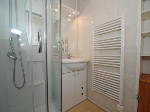 une salle de bain avec une douche en verre et un lavabo dans l'établissement Studio cosy proche des pistes, 4 pers, balcon, WiFi gratuit, cuisine équipée - FR-1-344-1069, aux Menuires