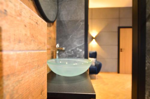 baño con un tazón de cristal en una encimera en Apartamenty Szalaya 29 en Szczawnica