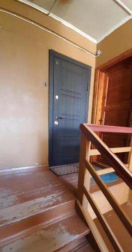 een blauwe deur in een kamer met een trap bij Margus rentals in Võru