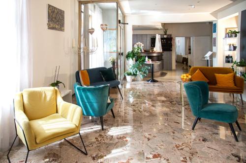 ein Wohnzimmer mit Stühlen und einem Tisch in der Unterkunft Hotel Menapace in Torri del Benaco