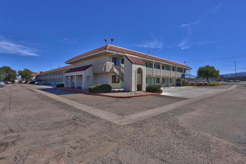 a building with a parking lot in front of it at Motel 6-Kingman, AZ - Route 66 East in Kingman