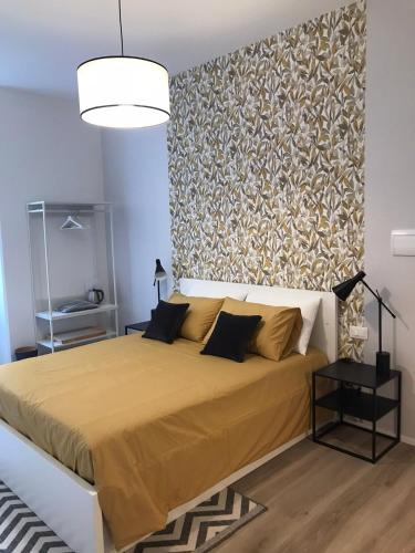 una camera con un grande letto a scomparsa di Rooms La Spezia a La Spezia