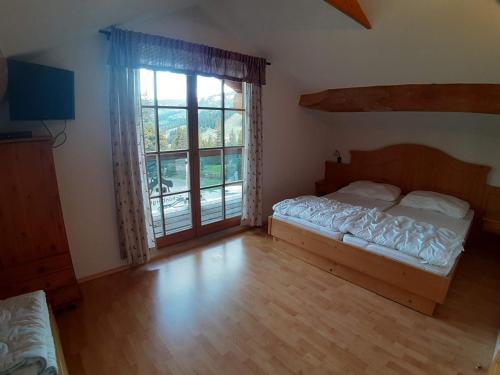 A bed or beds in a room at Schönberghütte