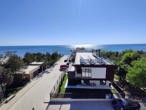 a house with a view of the ocean at Vila Time Olimp in Olimp