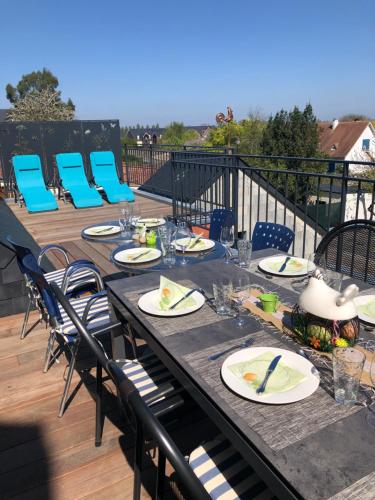 une longue table avec des plaques alimentaires sur un pont dans l'établissement Côté PECHEUR, à Honfleur