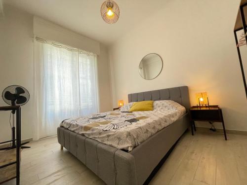 En eller flere senge i et værelse på Nice Renting - Penchienatti - Spacious Apartment - 2 BedRooms - King Bed - View Heart of Nice