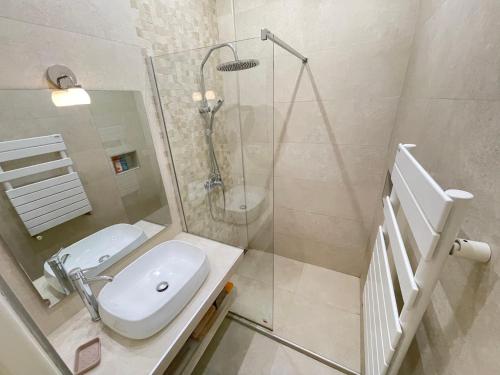 une salle de bain avec une douche, des toilettes et un lavabo dans l'établissement Nice Renting - Penchienatti - Spacious Apartment - 2 BedRooms - King Bed - View Heart of Nice, à Nice