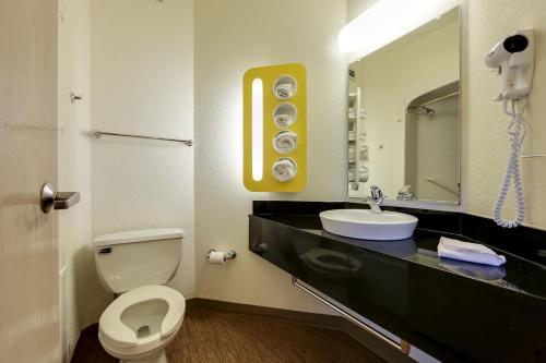 Kylpyhuone majoituspaikassa Motel 6-Mississauga, ON - Toronto