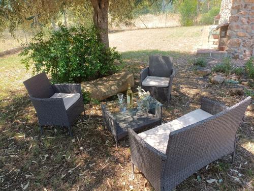 eine Gruppe von Stühlen und Tischen in einem Hof in der Unterkunft Villetta Sisini - Key to Villas in Capoterra