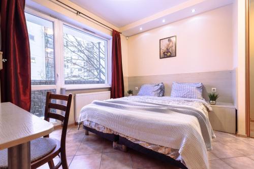sypialnia z łóżkiem i oknem w obiekcie Mara w Wilnie