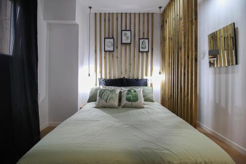 ein Schlafzimmer mit einem großen Bett mit zwei Kissen in der Unterkunft Apartamentos Rios in Santander