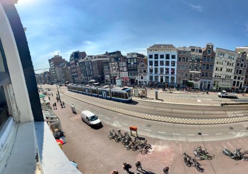 - Vistas a una ciudad con una calle con motocicletas en Central B&B Apartment in Amsterdam, en Ámsterdam