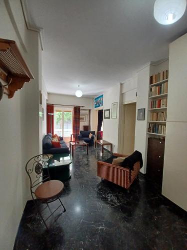 A seating area at Charming apartment in the neighborhood of Pangrati