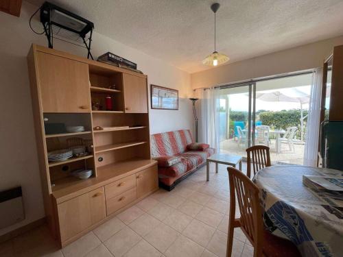 un salon avec un canapé et une table dans l'établissement Studio/Cabine Mer 4 Pers: Terrasse, Près Plage, Garage Privé, Tout équipé, St-Jean-de-Monts - FR-1-224C-70, à Saint-Jean-de-Monts