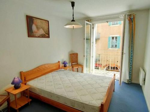 ein Schlafzimmer mit einem großen Bett und einem Fenster in der Unterkunft Appartement Cauterets, 3 pièces, 8 personnes - FR-1-234-78 in Cauterets