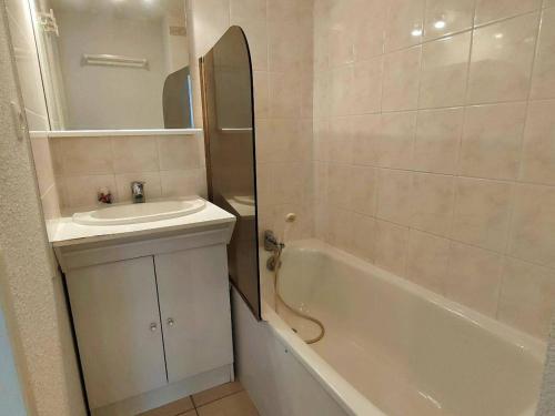 une salle de bain avec un lavabo, une baignoire et un miroir dans l'établissement Appartement Centre-Ville 6-8 Pers, 2 Sdb, Balcon, Proche Activités Hivernales - FR-1-234-78, à Cauterets
