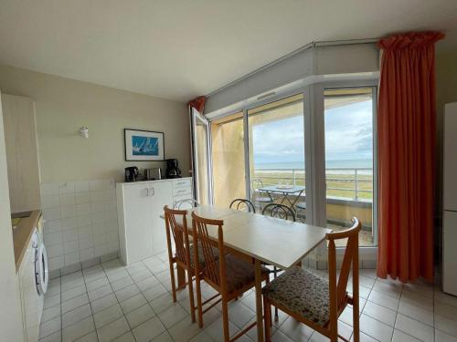 une cuisine avec une table et des chaises et une fenêtre dans l'établissement Appartement 3 pièces avec piscine et parking à Saint-Jean-de-Monts - FR-1-224C-111, à Saint-Jean-de-Monts