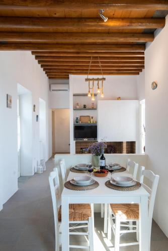 Μια τηλεόραση ή/και κέντρο ψυχαγωγίας στο Tholos Guest House