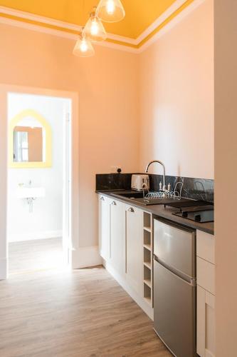 Una cocina o cocineta en The Merryburn - Rooms and Courtyard Studios