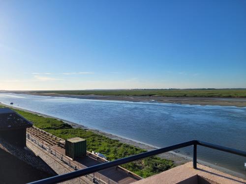 balkon z widokiem na rzekę w obiekcie Vue et terrasse panoramique sur la Baie de Somme w mieście Saint-Valéry-sur-Somme