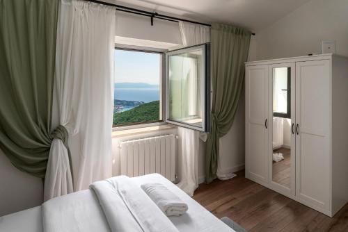 Ένα ή περισσότερα κρεβάτια σε δωμάτιο στο CASA GIUSEPPE Luxury house with an amazing view