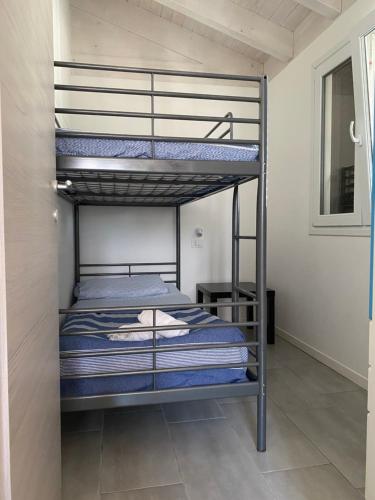 1 dormitorio con 2 literas en una habitación en Casa azzurra, en Reitani