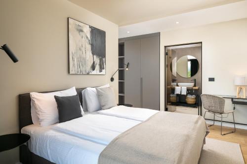 Katil atau katil-katil dalam bilik di Oltremare apartments with pool
