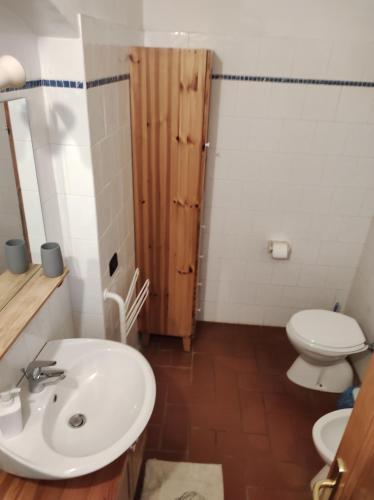 Koupelna v ubytování Agriturismo Le Cantine