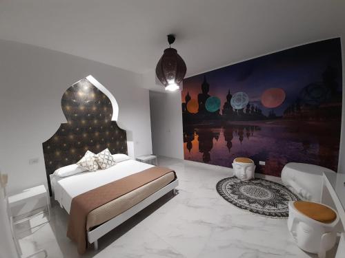1 dormitorio con 1 cama y una pintura en la pared en B&B Secret Suite, en Gallipoli