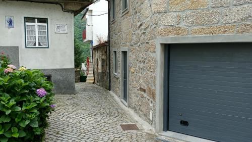 eine Garagentür an der Seite eines Gebäudes in der Unterkunft Casa do Pelourinho - T0 in Loriga