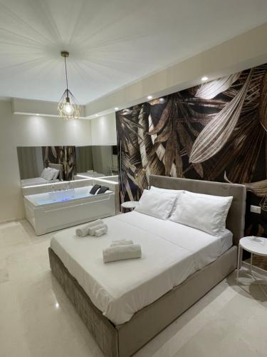 un dormitorio con una cama y una bañera en Suite 55 in centro, en Trani