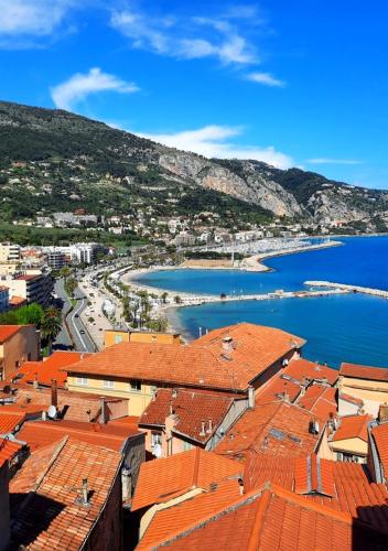vista su una città con tetti rossi e acqua di MENTON, centre historique, vue mer a Mentone