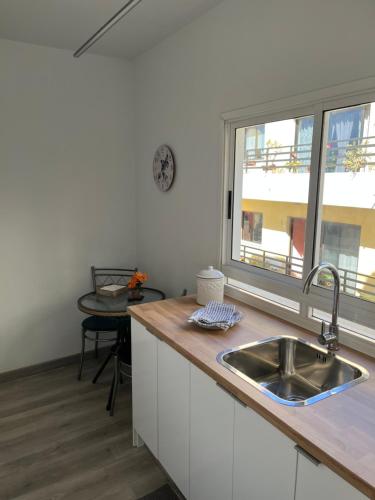 uma cozinha com um lavatório e uma janela em CORNELIA`S HOME TC2 preciosas vistas em Los Cristianos