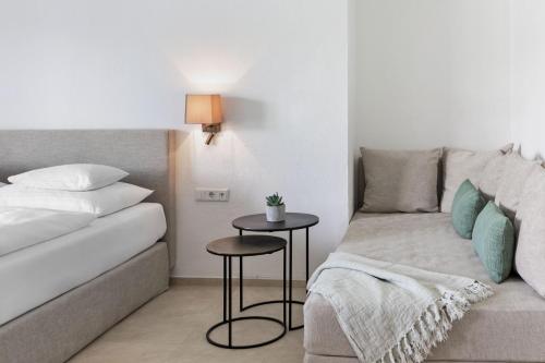 a small room with a bed and a table at Hotel Linde in Maria Wörth