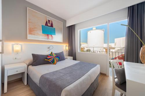 Hotel Cenit & Apts Sol y Vientoにあるベッド