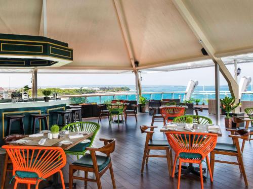Een restaurant of ander eetgelegenheid bij The Kuta Beach Heritage Hotel - Managed by Accor