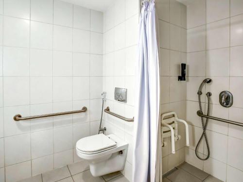 a bathroom with a toilet and a shower at ibis Rio de Janeiro Botafogo in Rio de Janeiro