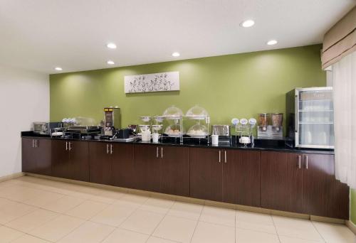 a kitchen with a counter with aasteryasteryasteryasteryasteryasteryasteryasteryastery at Sleep Inn Tanglewood in Roanoke