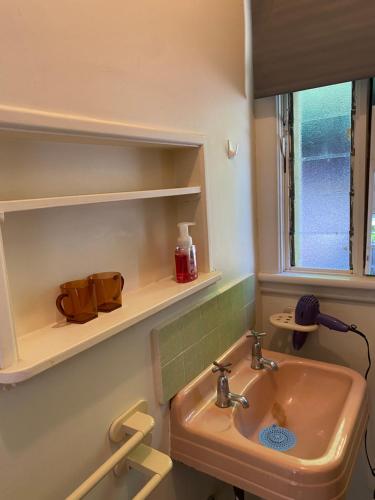 baño con lavabo y ventana en Mitcham Station Home Stay, en Mitcham