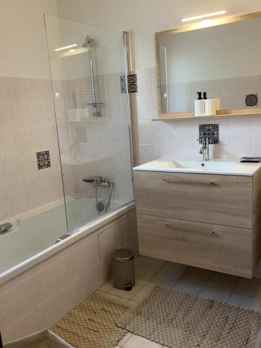 Kúpeľňa v ubytovaní Gîte Milin à Sizun Hébergement Confortable pour 7 pers