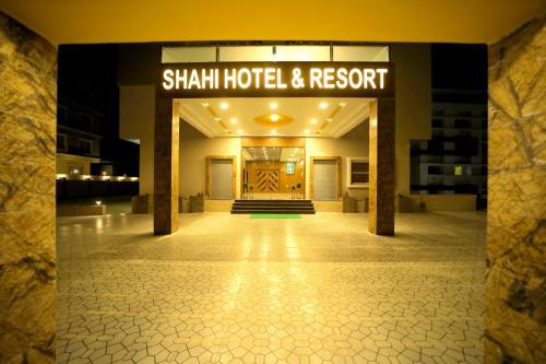 um átrio do hotel com uma placa que lê shahi hotel e resort em The Sky Imperial - Shahi Hotels & Resort em Nathdwara